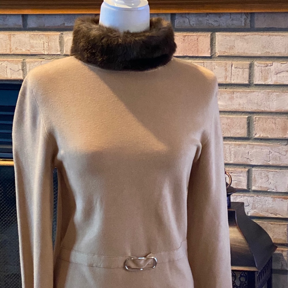 CYRUS faux fur detachable collar sweater.